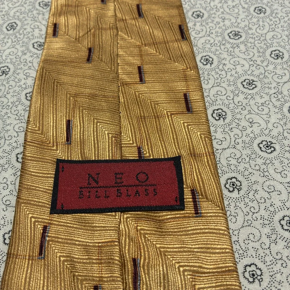 Neo Bill Blass Gold Chevron Silk Necktie Geometric Jacquard Men Formal Accessory